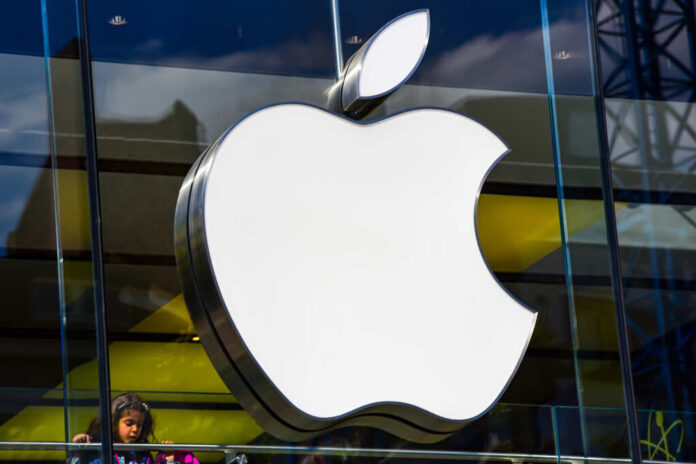 Technology,Giant,Apple,Shopping,Center,And,Logo,On,April,29,2017