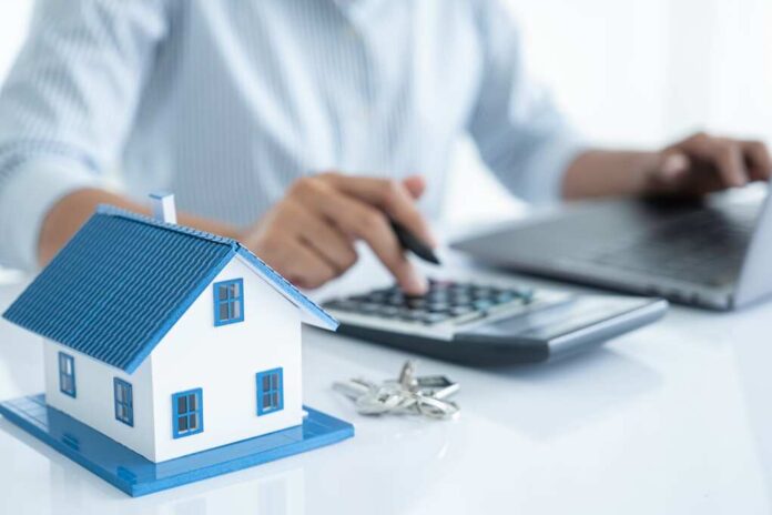 House,Model,With,Agent,Asking,Costumer,For,Contract,To,Buy,