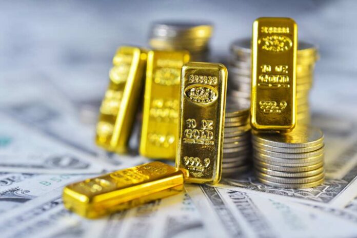 Gold,Bar,Lean,Against,The,Stacking,Coins,On,Usd,Bills