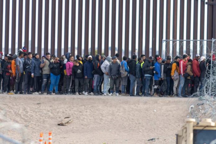 Juárez,,Chih.,,Mex.,,03-21-24.,Hundreds,Of,Migrants,Attempt,To,Cross