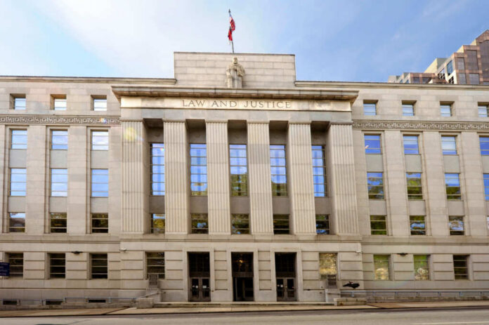 shutterstock2337384919jpg-1 Facade of a government building with the words Law and Justice and a statue on top