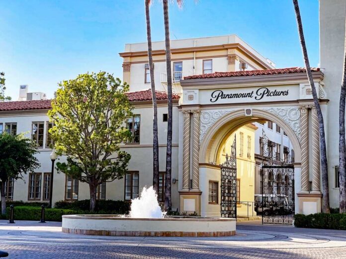 Los,Angeles,,July,27th,,2023:,Paramount,Pictures,Bronson,Gate,With Entrance gate of Paramount Pictures studio with a fountain
