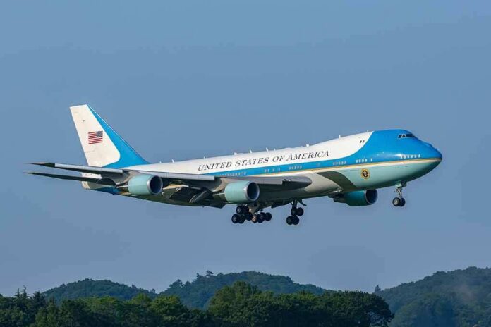 shutterstock_1312961120 Air Force One Boeing 747 on approach