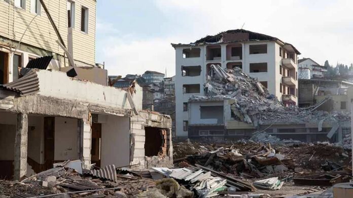 shutterstock_2258994077 Collapsed apartment buildings amid heavy rubble